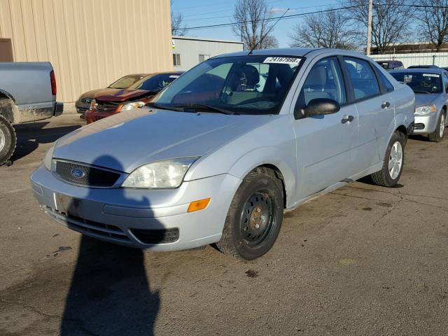 1FAHP34N47W117177 - 2007 FORD FOCUS ZX4 SILVER photo 2