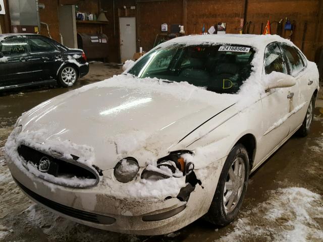 2G4WD532351317707 - 2005 BUICK LACROSSE C WHITE photo 2