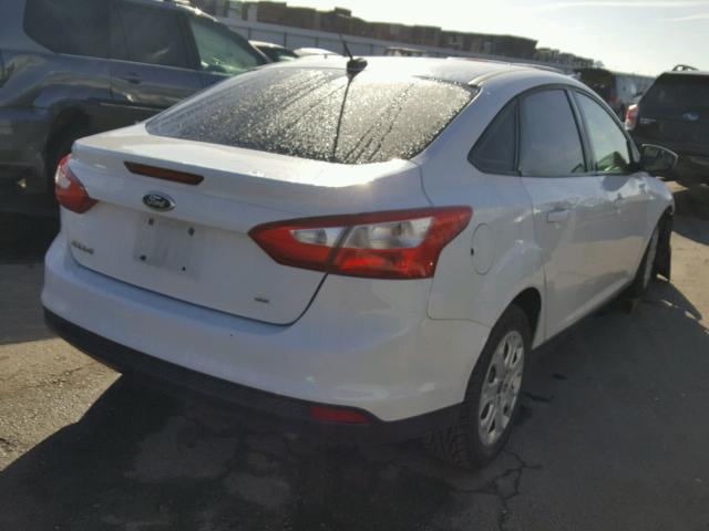 1FAHP3F24CL196753 - 2012 FORD FOCUS SE WHITE photo 4