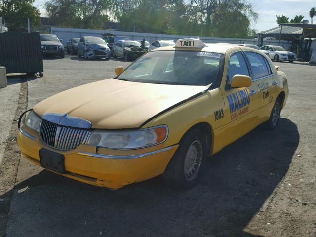 1LNHM82WX2Y644161 - 2002 LINCOLN TOWN CAR S YELLOW photo 2