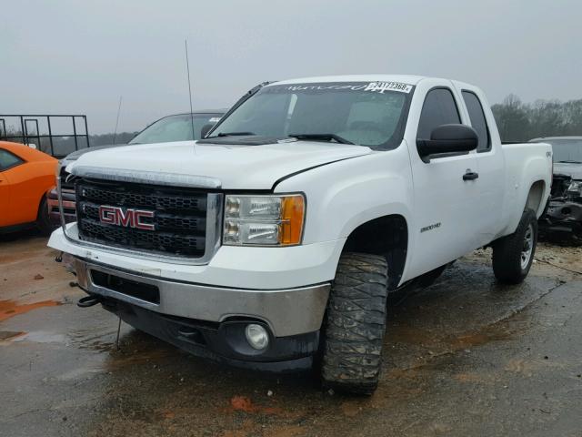 1GT22ZC83BZ411075 - 2011 GMC SIERRA K25 WHITE photo 2