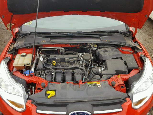 1FAHP3F23CL138746 - 2012 FORD FOCUS SE RED photo 7