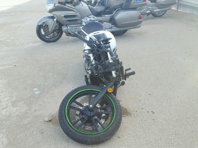 JKAENEB14FDA04304 - 2015 KAWASAKI EN650 B 白色 照片 9