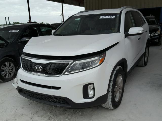 5XYKT3A6XFG564102 - 2015 KIA SORENTO LX WHITE photo 2