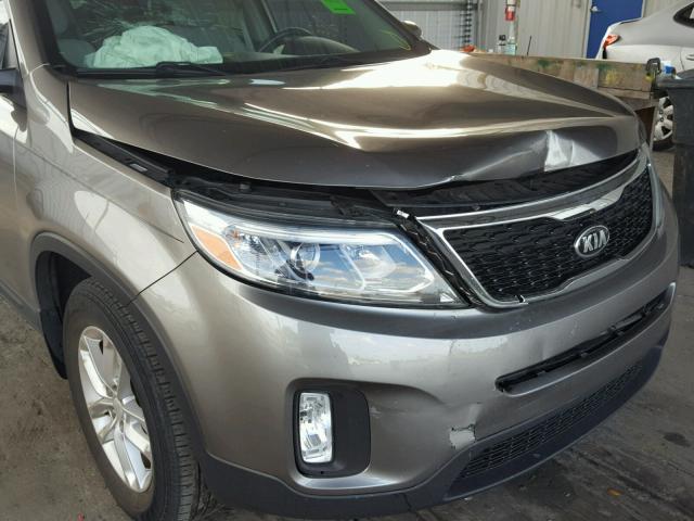 5XYKT3A68FG602507 - 2015 KIA SORENTO LX GRAY photo 9