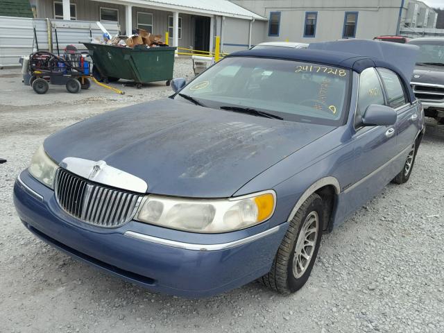 1LNHM82W4YY894231 - 2000 LINCOLN TOWN CAR S BLUE photo 2