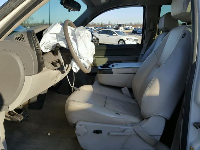 3GTP2VE36BG244145 - 2011 GMC SIERRA K15 WHITE photo 5