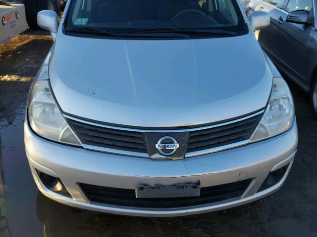 3N1BC13E49L392660 - 2009 NISSAN VERSA S SILVER photo 9