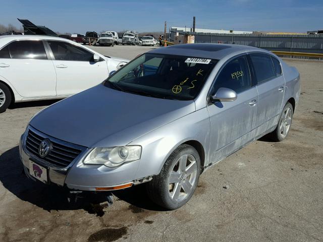 WVWAK73C38E008704 - 2008 VOLKSWAGEN PASSAT KOM SILVER photo 2