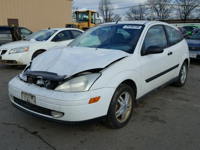 3FAFP3139YR246014 - 2000 FORD FOCUS ZX3 WHITE photo 2