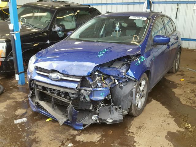 1FAHP3K2XCL313435 - 2012 FORD FOCUS SE BLUE photo 2