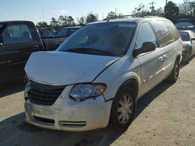 2A4GP54L27R151914 - 2007 CHRYSLER TOWN & COU WHITE photo 2