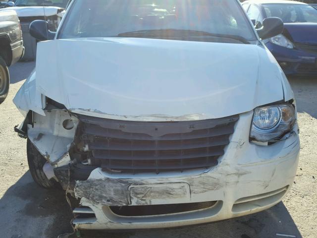 2A4GP54L27R151914 - 2007 CHRYSLER TOWN & COU WHITE photo 7