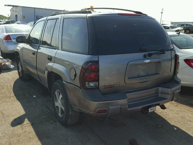 1GNDT13S452365960 - 2005 CHEVROLET TRAILBLAZE GRAY photo 3