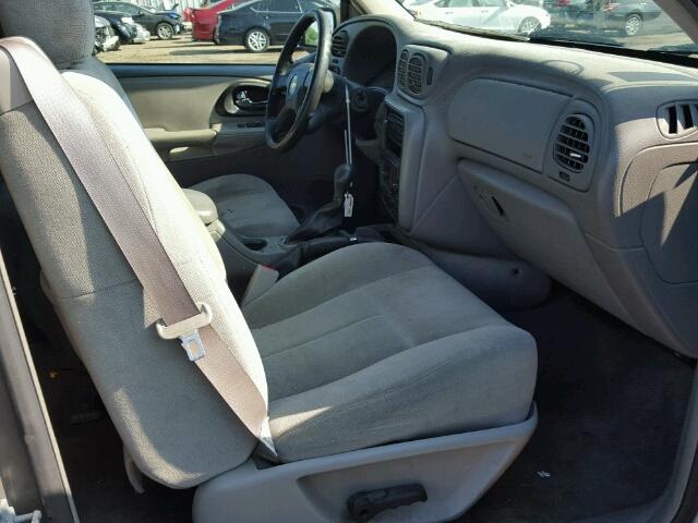 1GNDT13S452365960 - 2005 CHEVROLET TRAILBLAZE GRAY photo 5