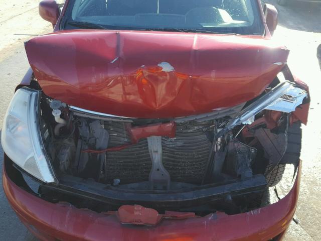 3N1BC11E49L480644 - 2009 NISSAN VERSA S RED photo 7