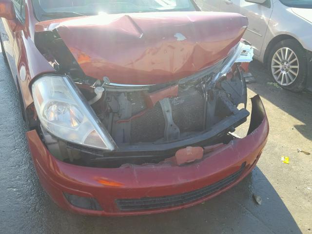 3N1BC11E49L480644 - 2009 NISSAN VERSA S RED photo 9