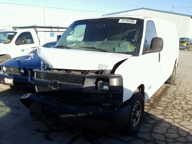 1GCFG29T341212020 - 2004 CHEVROLET EXPRESS G2 WHITE photo 2