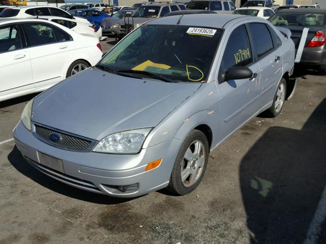 1FAHP34N26W183984 - 2006 FORD FOCUS ZX4 SILVER photo 2