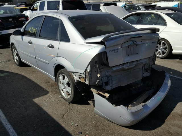 1FAHP34N26W183984 - 2006 FORD FOCUS ZX4 SILVER photo 3