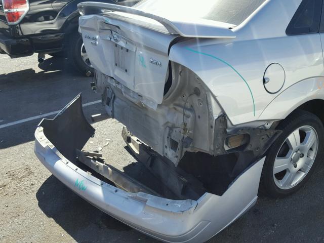 1FAHP34N26W183984 - 2006 FORD FOCUS ZX4 SILVER photo 9