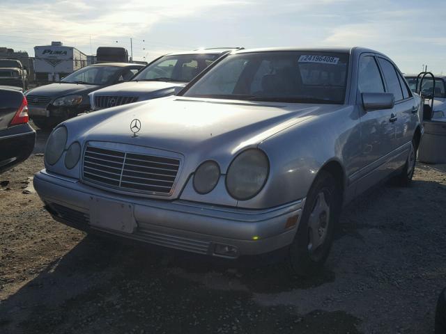 WDBJF72F9VA243349 - 1997 MERCEDES-BENZ E 420 SILVER photo 2