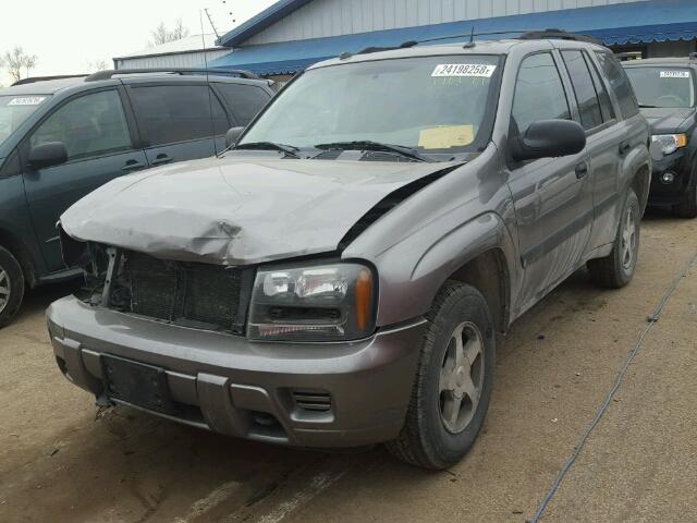 1GNDT13S952286249 - 2005 CHEVROLET TRAILBLAZE GRAY photo 2