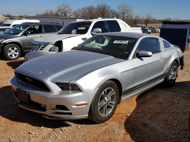 1ZVBP8AM0E5292406 - 2014 FORD MUSTANG SILVER photo 2