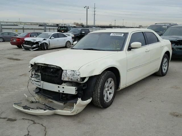 2C3LA43R77H860693 - 2007 CHRYSLER 300 CREAM photo 2