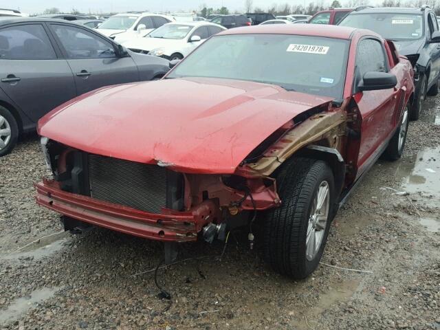 1ZVBP8AM1B5125290 - 2011 FORD MUSTANG RED photo 2