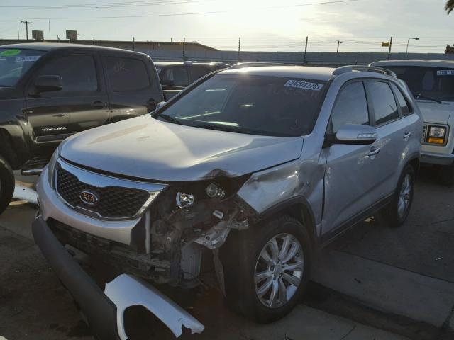 5XYKU4A29BG042720 - 2011 KIA SORENTO EX SILVER photo 2