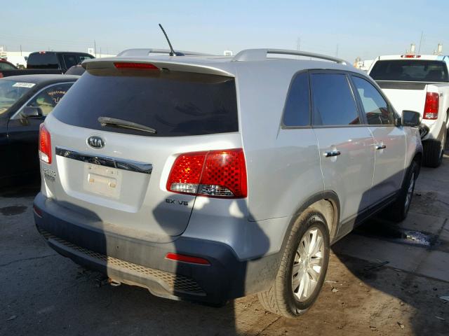 5XYKU4A29BG042720 - 2011 KIA SORENTO EX SILVER photo 4