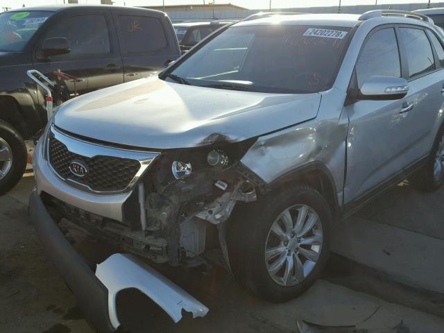 5XYKU4A29BG042720 - 2011 KIA SORENTO EX SILVER photo 9