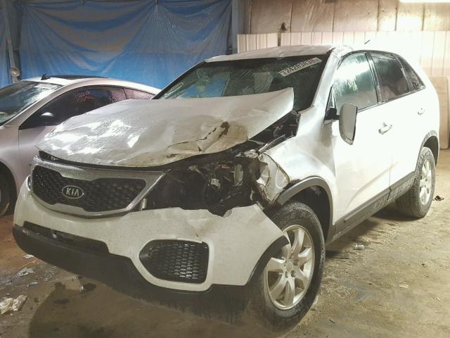 5XYKT3A17BG027637 - 2011 KIA SORENTO BA WHITE photo 2