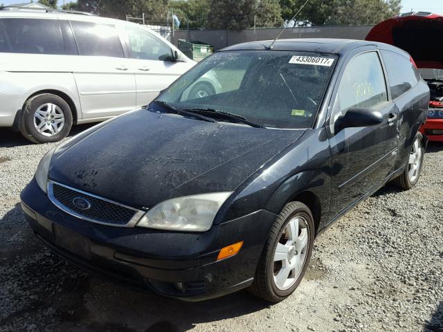 3FAHP31N85R127697 - 2005 FORD FOCUS ZX3 BLACK photo 2