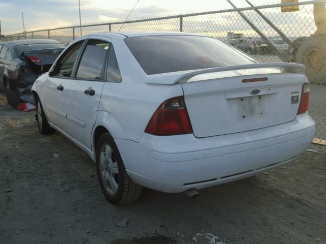 1FAFP34N55W164139 - 2005 FORD FOCUS ZX4 WHITE photo 3