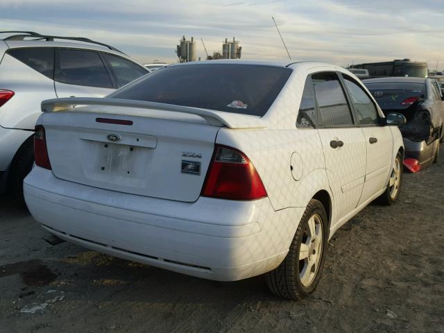 1FAFP34N55W164139 - 2005 FORD FOCUS ZX4 WHITE photo 4