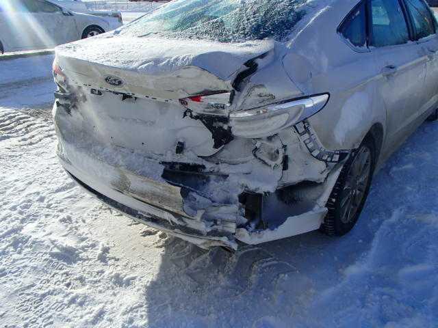 3FA6P0H70HR135374 - 2017 FORD FUSION SE WHITE photo 9