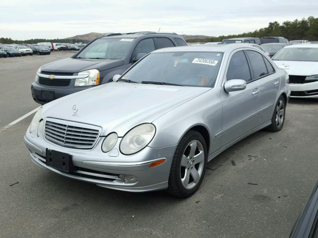 WDBUF70J15A629106 - 2005 MERCEDES-BENZ E 500 SILVER photo 2