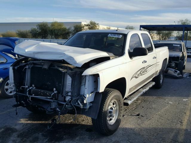 1GCHC23618F119416 - 2008 CHEVROLET SILVERADO WHITE photo 2