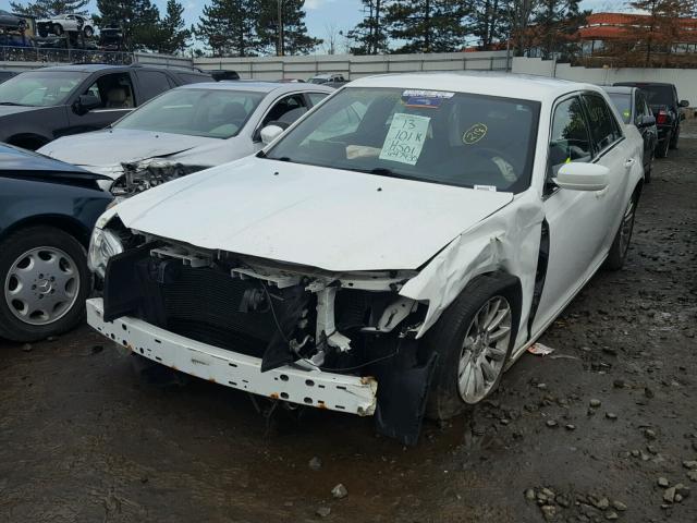 2C3CCAAG8DH647435 - 2013 CHRYSLER 300 WHITE photo 2