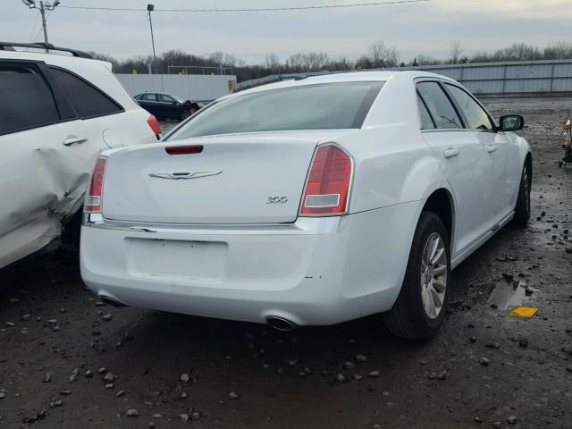 2C3CCAAG8DH647435 - 2013 CHRYSLER 300 WHITE photo 4