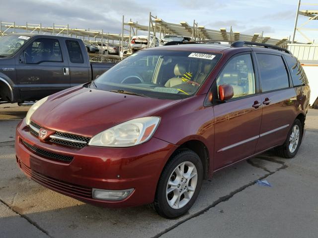 5TDBA22C55S028843 - 2005 TOYOTA SIENNA XLE RED photo 2