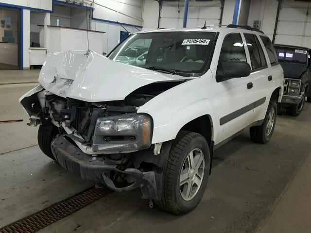 1GNDT13S452125937 - 2005 CHEVROLET TRAILBLAZE WHITE photo 2