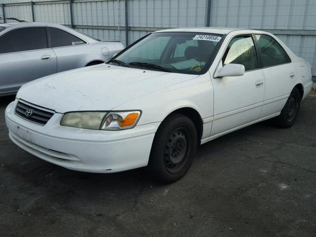 JT2BG22K910588926 - 2001 TOYOTA CAMRY CE WHITE photo 2