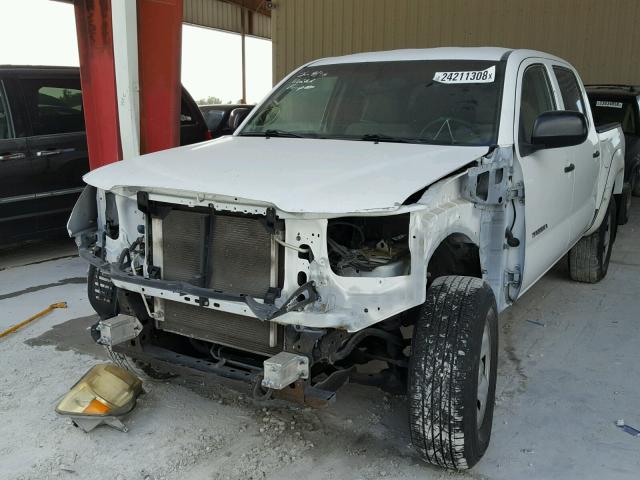 3TMLU42NX6M006587 - 2006 TOYOTA TACOMA DOU WHITE photo 2