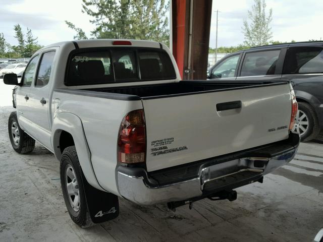 3TMLU42NX6M006587 - 2006 TOYOTA TACOMA DOU WHITE photo 3