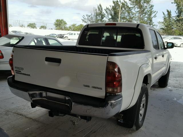 3TMLU42NX6M006587 - 2006 TOYOTA TACOMA DOU WHITE photo 4