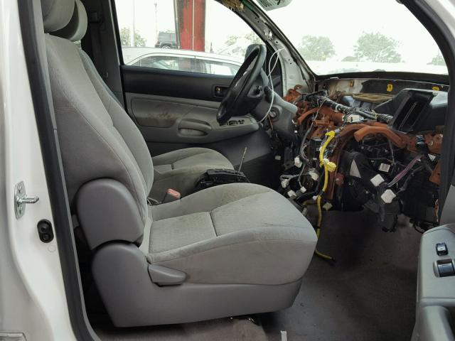 3TMLU42NX6M006587 - 2006 TOYOTA TACOMA DOU WHITE photo 5