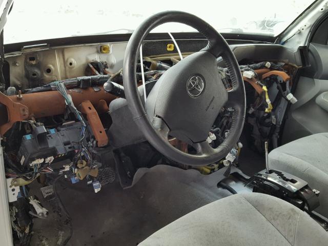 3TMLU42NX6M006587 - 2006 TOYOTA TACOMA DOU WHITE photo 9